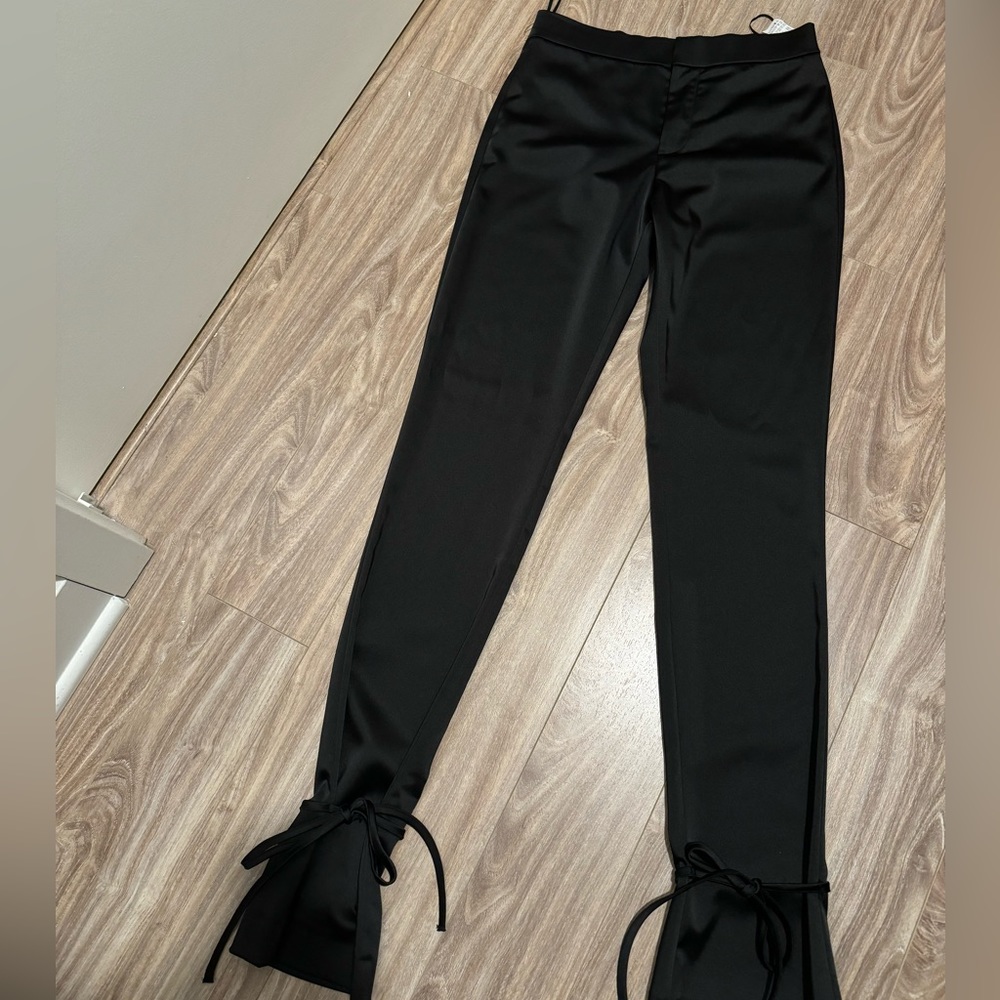 Beautiful satin Zara pants with ties on the bottom. Perfect for go out!